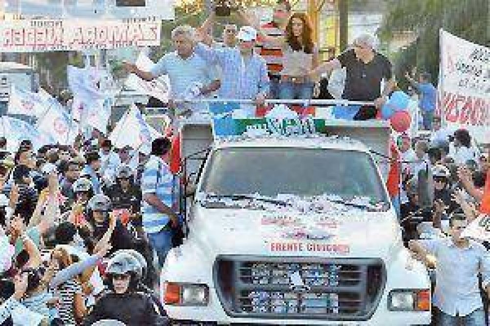 Multitudinaria caravana del FC en Santiago y La Banda