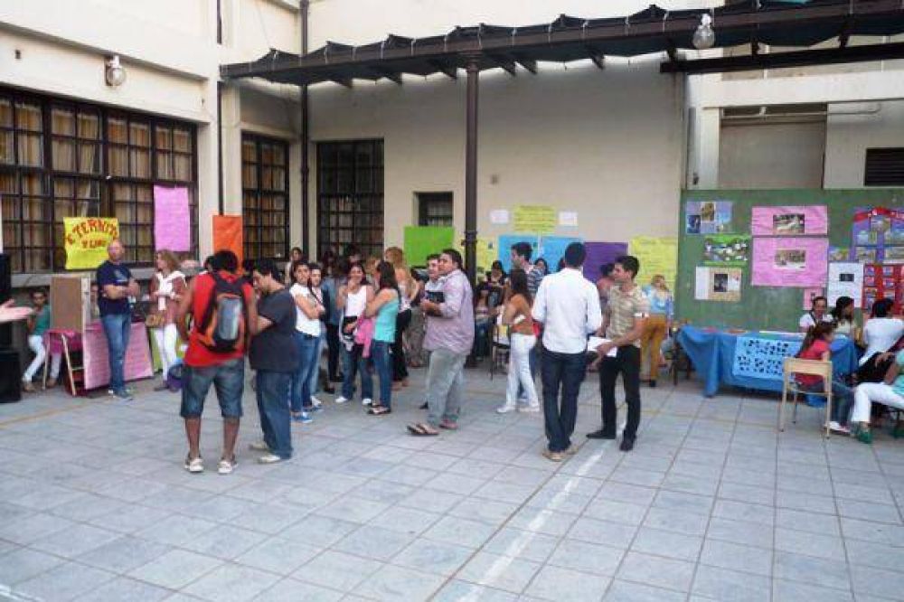 Se realiz� muestra por los 40 a�os de la Educaci�n de Adultos