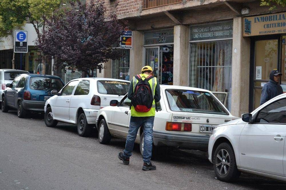 Modifican el horario del estacionamiento medido en el centro de la ciudad