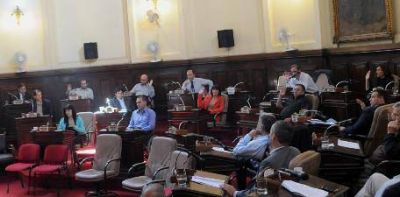 Con modificaciones sobre la marcha, Bruera tiene presupuesto 2014