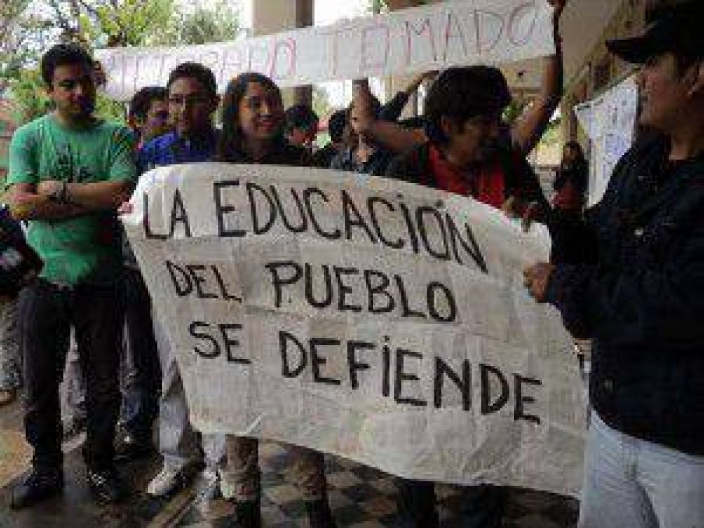 Alumnos de la Universidad de Jujuy toman las instalaciones del Rectorado tras la aprobacin del presupuesto
