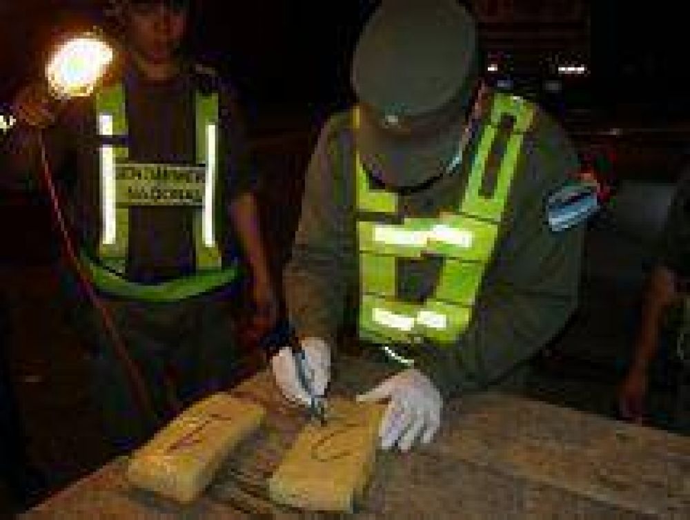 Gendarmer�a secuestr� casi 50 kilos de marihuana que fueron arrojados desde un autom�vil en fuga