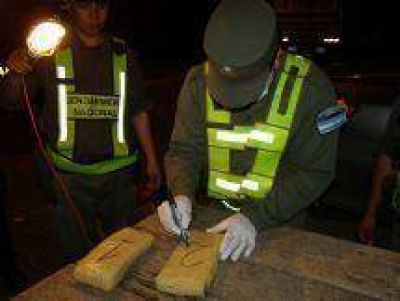 Gendarmer�a secuestr� casi 50 kilos de marihuana que fueron arrojados desde un autom�vil en fuga