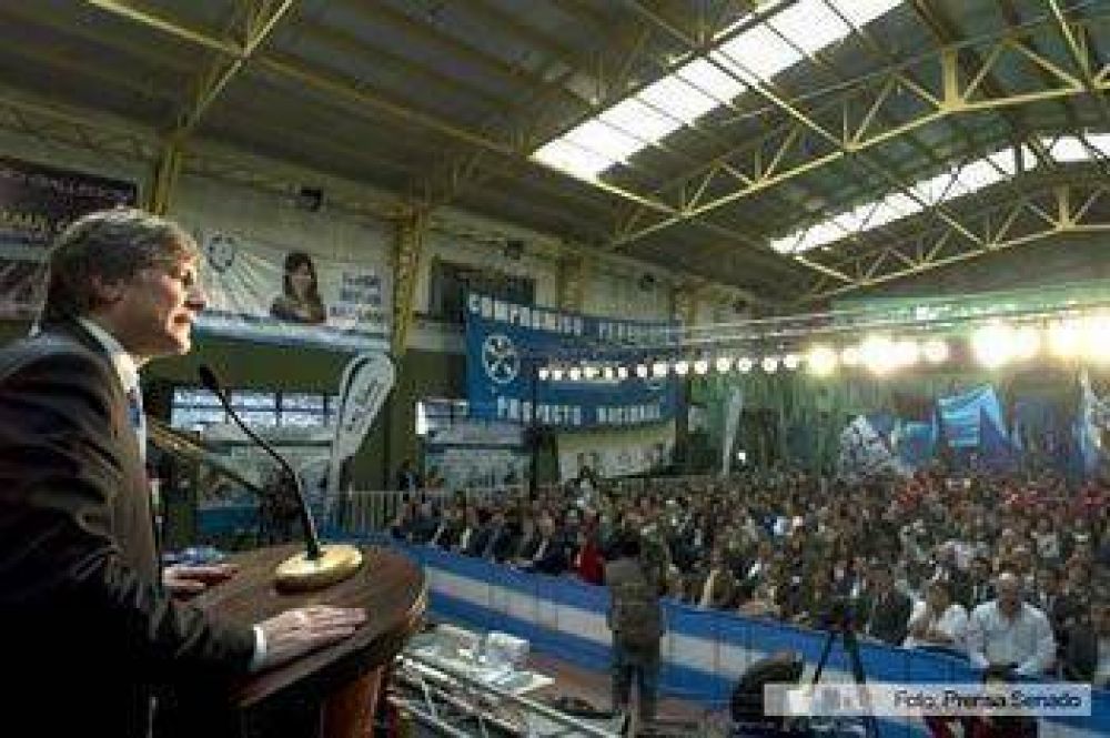 Boudou y Alicia Kirchner encabezaron la entrega de viviendas