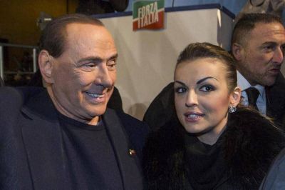 La novia de Berlusconi quiere reunirse con el papa Francisco