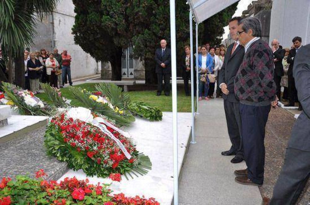Autoridades Municipales acompa�aron el homenaje al personal fallecido realizado por la Empresa Tenaris  