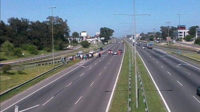 Por una protesta de UATRE, manifestantes cortaron la Panamericana en el KM 50