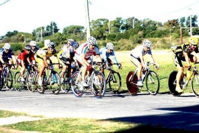 Noche de ciclismo en el �valo zarate�o