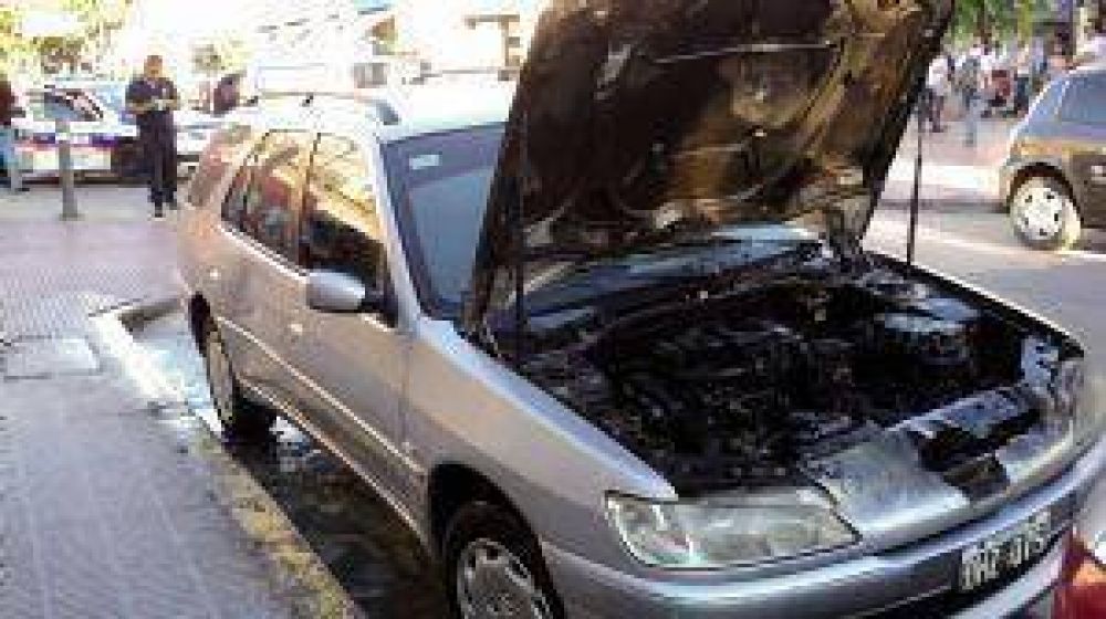 Se incendi� un auto en Roque S�enz Pe�a