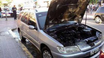 Se incendi� un auto en Roque S�enz Pe�a