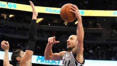El bahiense "Manu" Gin�bili festej� sus 900 partidos en la NBA con un triunfo de los Spurs ante Orlando