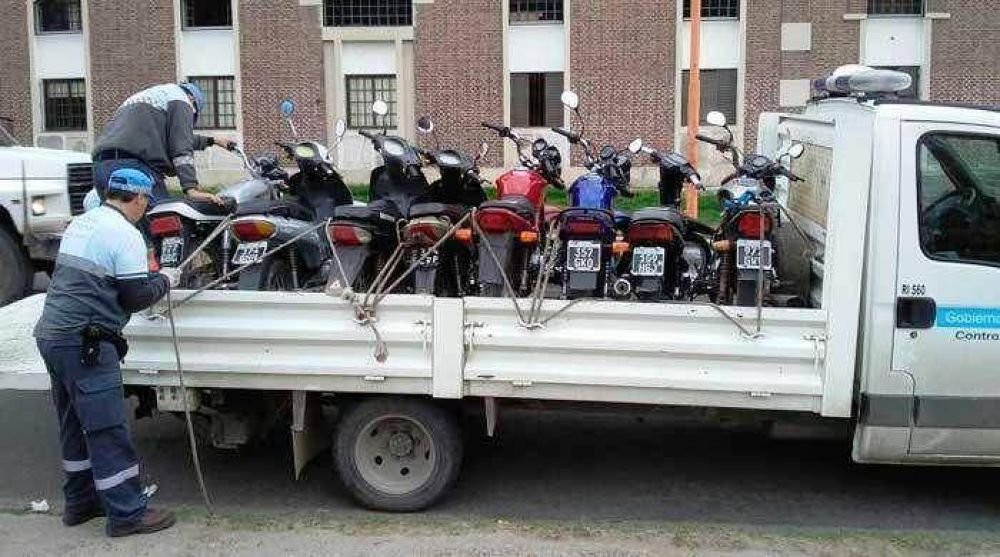 Ins�lito: prendi� fuego su moto para que no se la secuestren