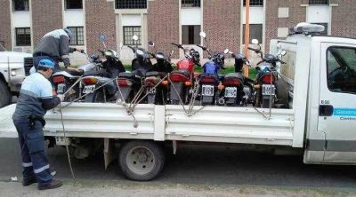 Ins�lito: prendi� fuego su moto para que no se la secuestren