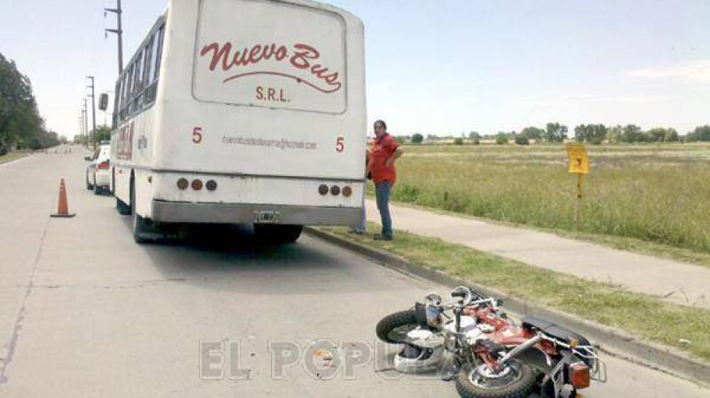Motociclista se fractur� las piernas al chocar con un colectivo