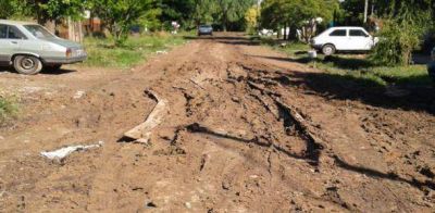 Vecinos �inmovilizados� por el barro