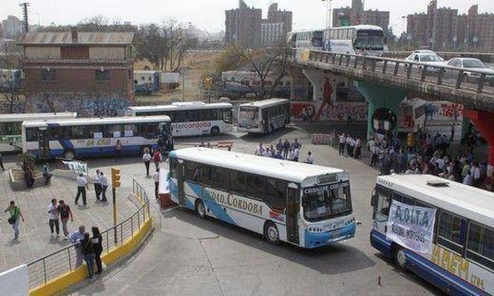Choferes de Aoita amenazan con medidas de fuerza por salarios