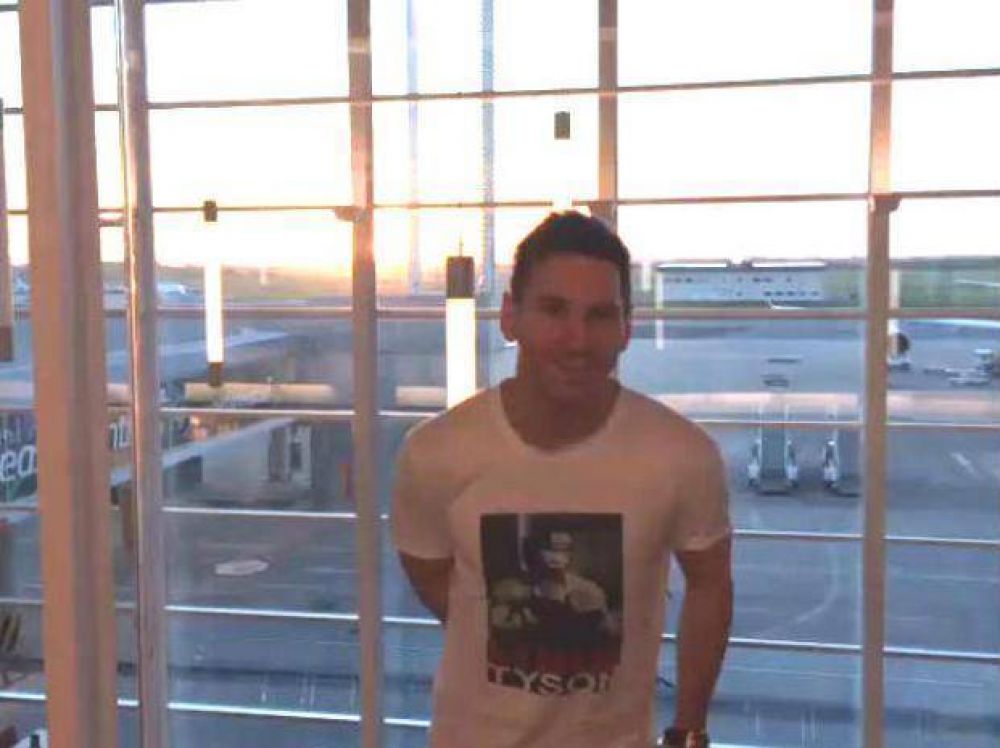 Messi lleg� a Argentina y pasar� el fin de semana en Rosario antes de iniciar el tratamiento por su lesi�n