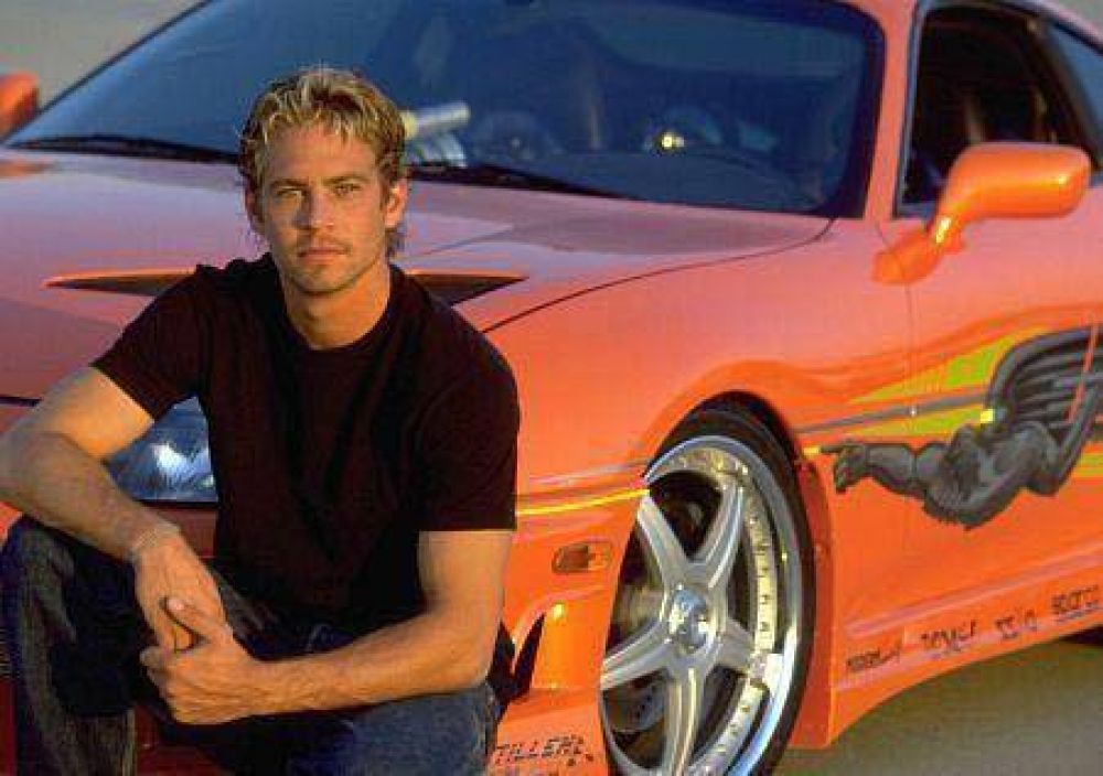Muere el actor Paul Walker en un tragico accidente automovilistico.