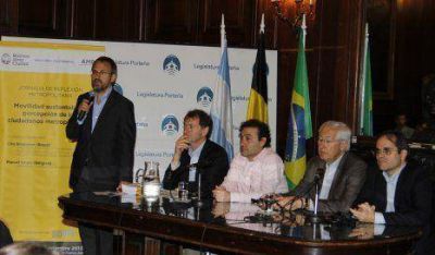Valenzuela pidi� "espacios de gobernabilidad metropolitana"
