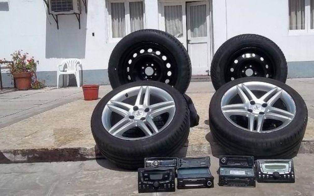 Guardaban los elementos robados en la pieza: detenidos