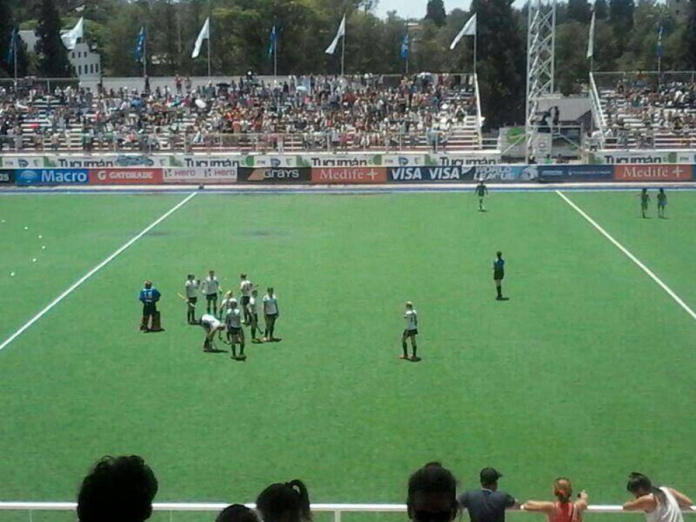 Incre�ble: les robaron las camisetas y palos de hockey