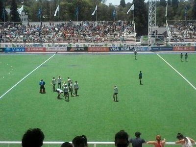 Incre�ble: les robaron las camisetas y palos de hockey