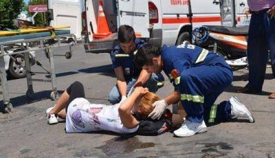 Motociclista result� herida en un choque entre un auto y una moto  