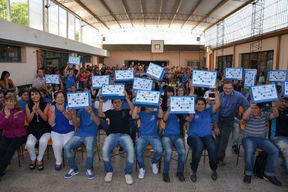 Los alumnos de la Escuela Secundaria B�sica N� 11 tambi�n recibieron sus netbooks de �Conectar Igualdad�  
