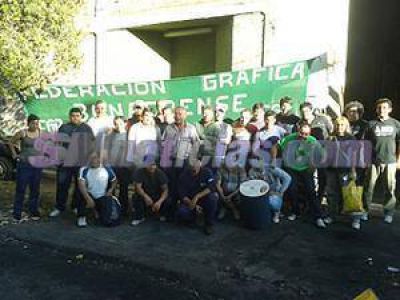 Trabajadores de la Empresa Grafica Corti�as tomaron la planta por el despido de 44 empleados