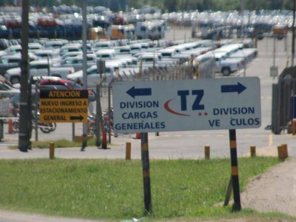 Se abarrota de autos el puerto de Z�rate porque no permiten salir veh�culos