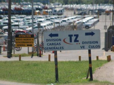 Se abarrota de autos el puerto de Z�rate porque no permiten salir veh�culos