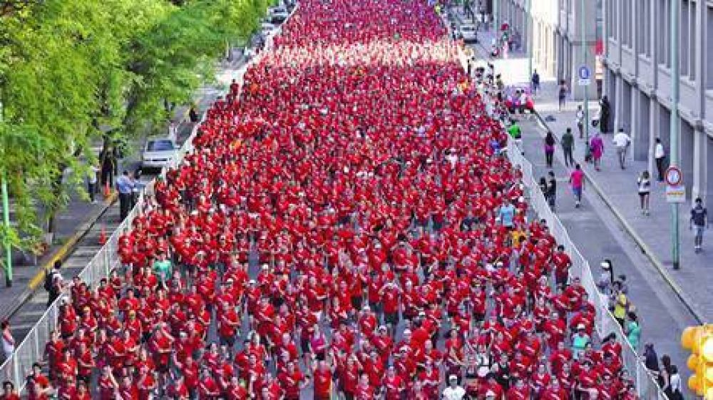 Una marea roja de 15 mil almas conquist� las calles porte�as