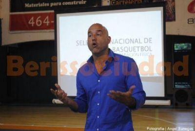 El preparador f�sico de la selecci�n nacional de b�squet brind� una charla en Hogar Social