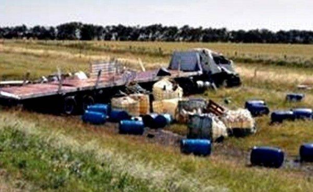 Cami�n con t�xicos volc� en Ruta 3, cerca de la ciudad
