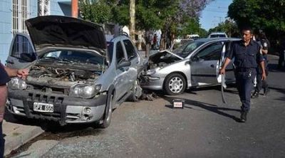 Perdi� el control y choc� dos autos estacionados