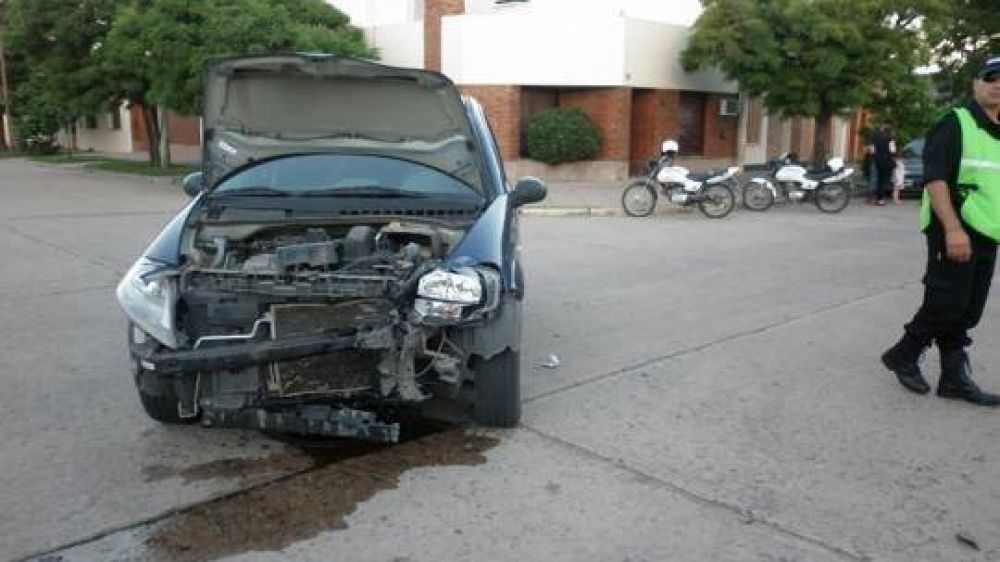 Violenta colisi�n entre dos autos en Balcarce y Del Busto