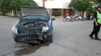 Violenta colisi�n entre dos autos en Balcarce y Del Busto