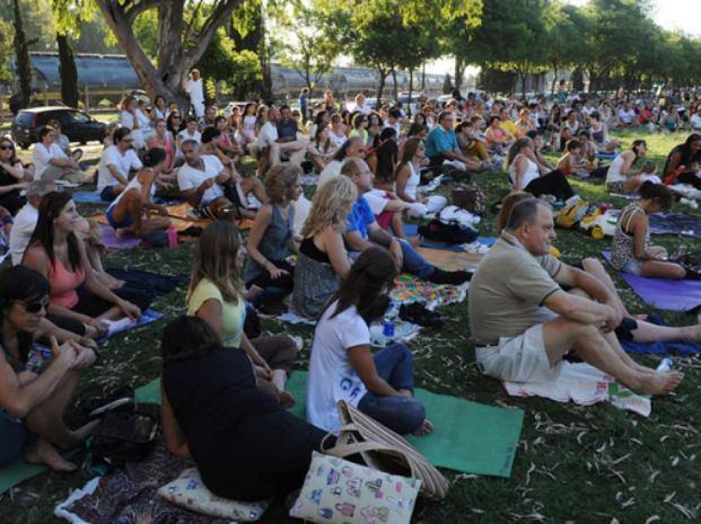 Cientos de personas reunidas en una tarde de meditacin grupal en el parque Sunchales