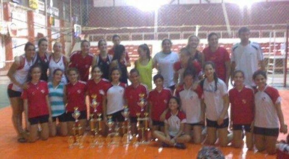 Voley: Regatas, due�o del podio en el cierre de la liga local