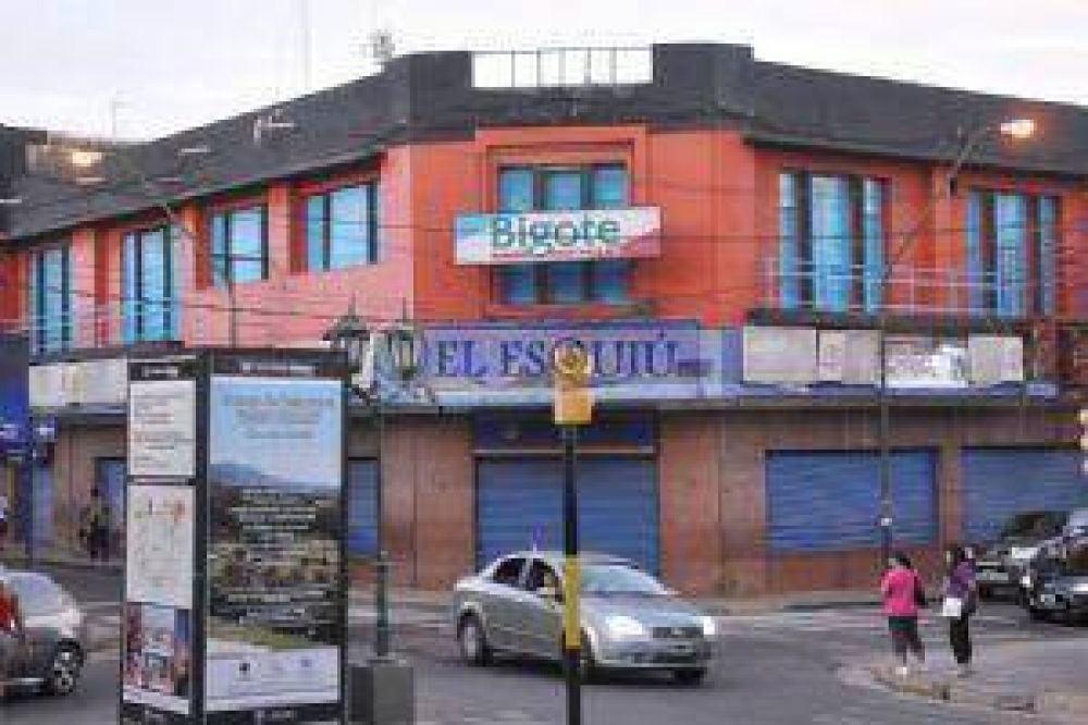 Intent� apu�alar a polic�as y clientes con un cuchillo