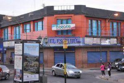 Intent� apu�alar a polic�as y clientes con un cuchillo