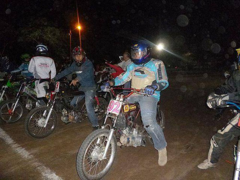 Speedway nocturno en Tierra Brava reuni a un centenar de pilotos