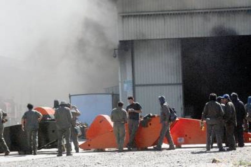 Se incendi� dep�sito de una empresa en Barrio Industrial