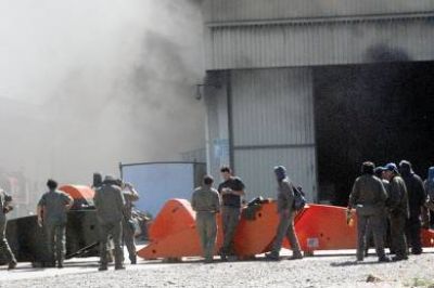 Se incendi� dep�sito de una empresa en Barrio Industrial