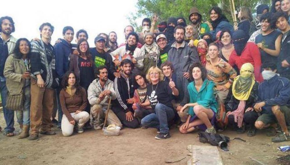 Manu Chao visit� el acampe en Malvinas Argentinas