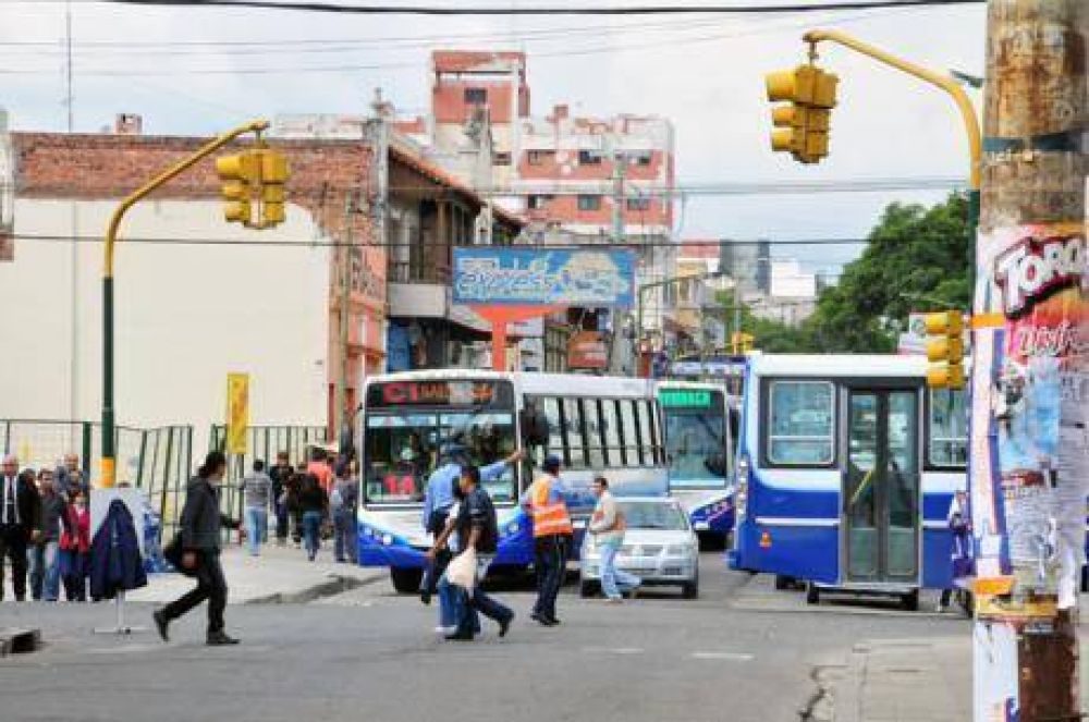 Planean hacer calles exclusivas para colectivos, taxis y remises