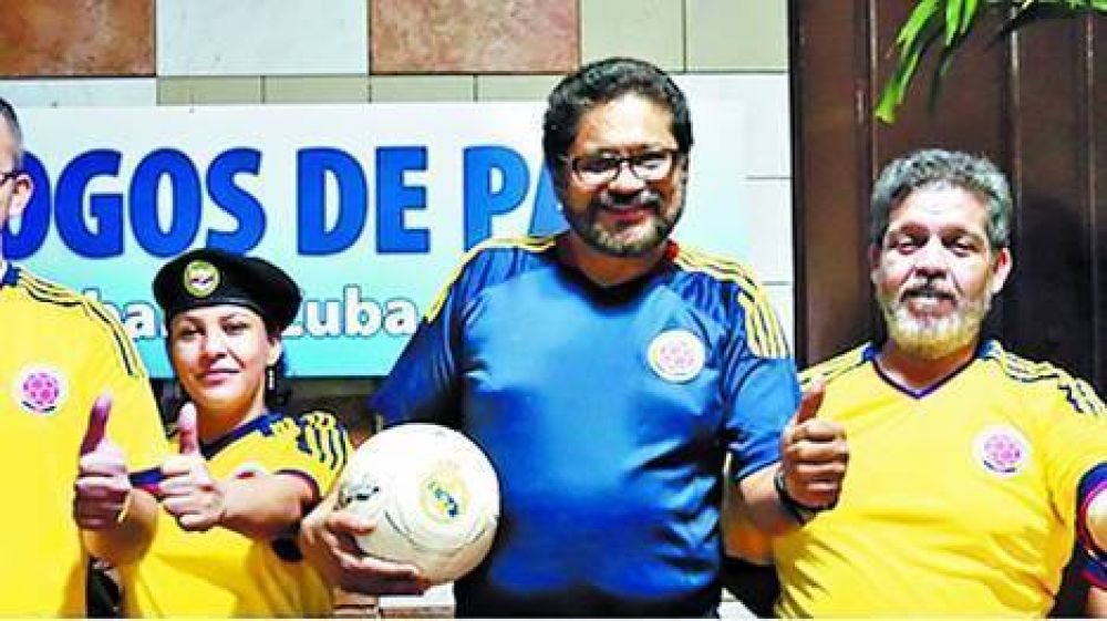 El �Pibe� Valderrama y las FARC, en un partido de f�tbol por la paz