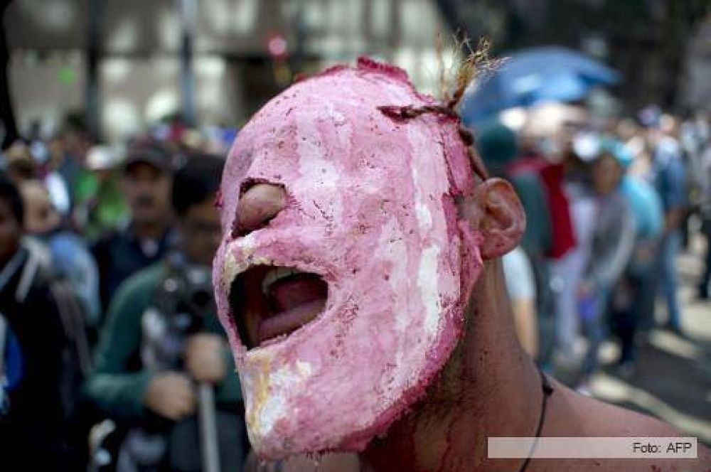Mucha tensi�n y algunos disturbios en el aniversario de Pe�a Nieto