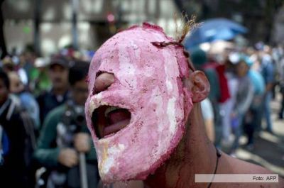 Mucha tensi�n y algunos disturbios en el aniversario de Pe�a Nieto