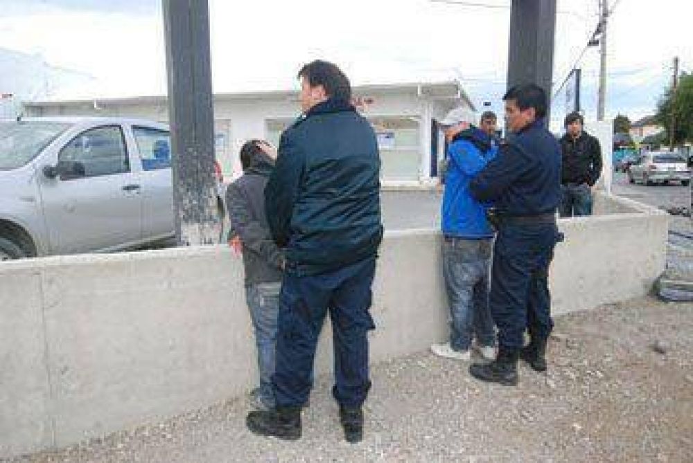Due�o de auto detiene a dos �quema coches�